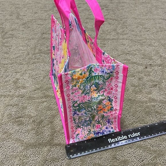 Lilly Pulitzer Shopping Bag; the perfect summer accessory - Picture 3 of 7